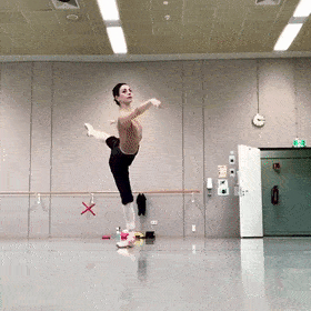 美国芭蕾舞剧院daniil simkin回到练功房,他干了这件事