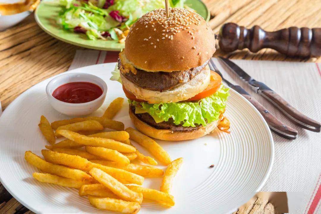 孩子|13岁男孩狂吃辣条突然晕倒:这4类零食千万别给孩子多吃!