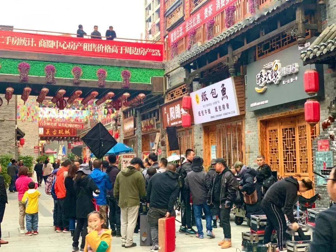 旅游风景区美食街 c13cdf27083747be93851549fc7cc7f8.jpeg