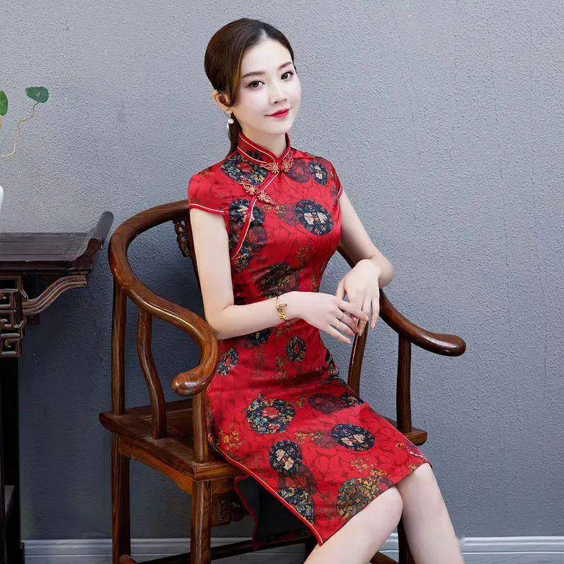 穿旗袍的女人总是多情的,再蛮横的女人穿上旗袍也会柔情似水