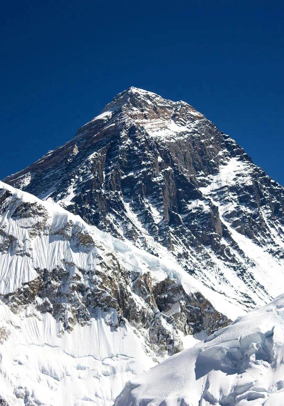 神秘的珠穆朗玛峰因其极端的气候环境,一度被称为"  生命禁区","