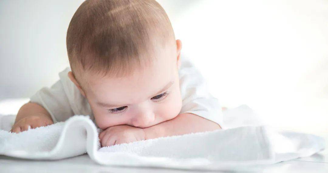 几个月会吃手 43f63b6c292f400a8870ec5f7e9eccfa.jpeg