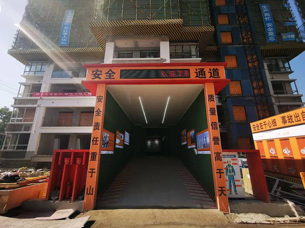 由金螳螂公司精心设计,施工,既保证了通道搭设施工质量,又保持了安全