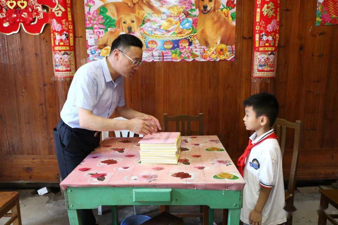 省司法厅下派驻村第一书记龙成忠为留守儿童细致讲解法治文化知识,让