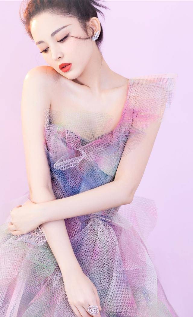 古力娜扎身穿黑色露背纱裙,绑带设计很吸睛