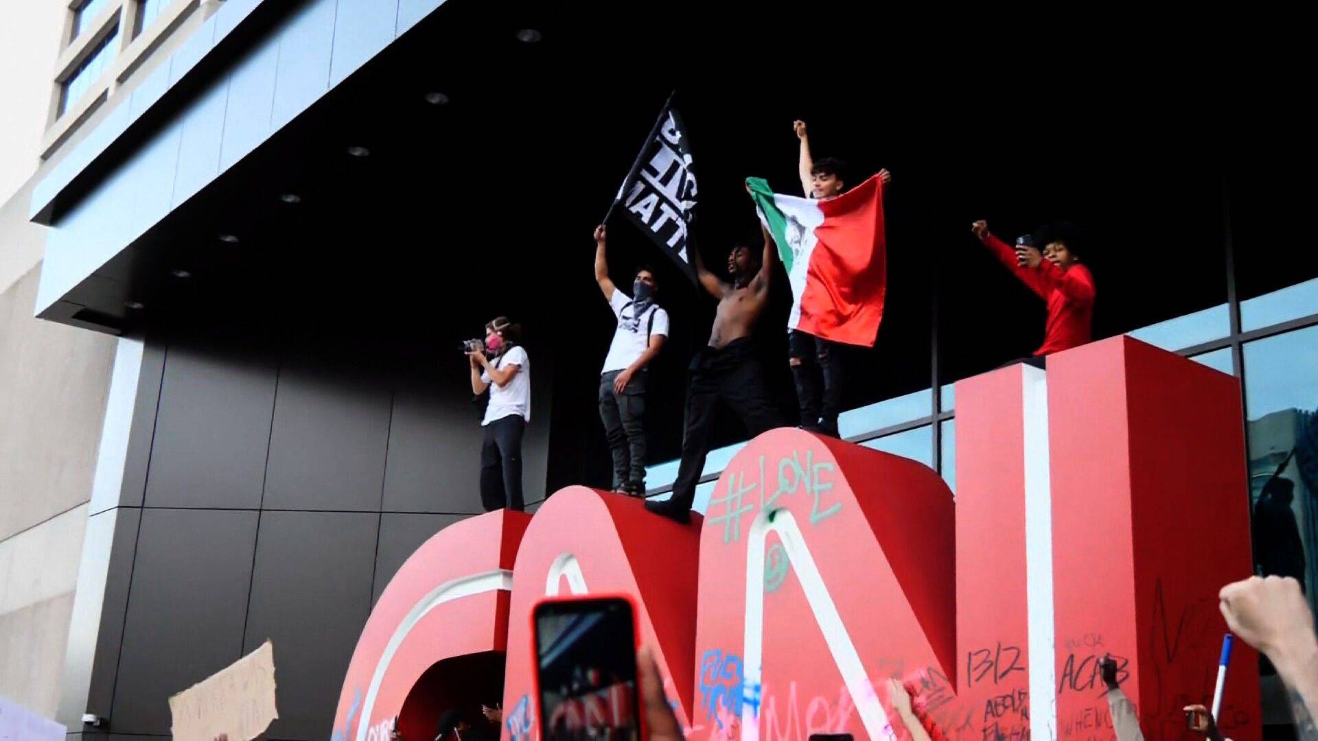 美国亚特兰大CNN总部遭破坏，示威者烧国旗砸玻璃