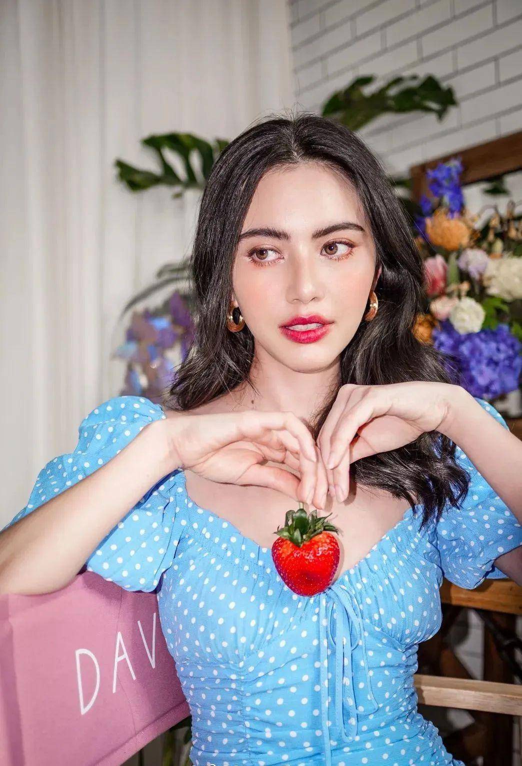 线条显瘦时髦巨好看！一秒入夏不会穿？穿方领