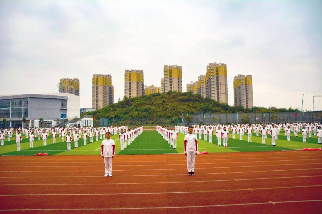 毕节市实验高级中学在毕节中心城区,虎踞东南,洪山之北,坐落着一所