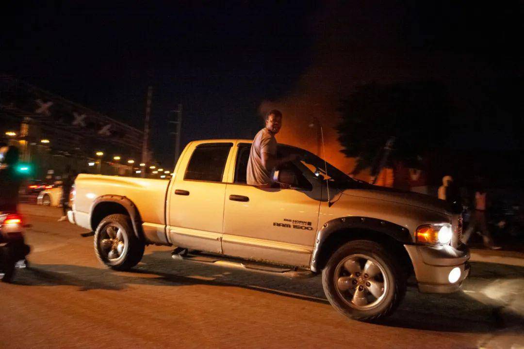 示威特朗普终于把它搞乱了【热点】这里是美国