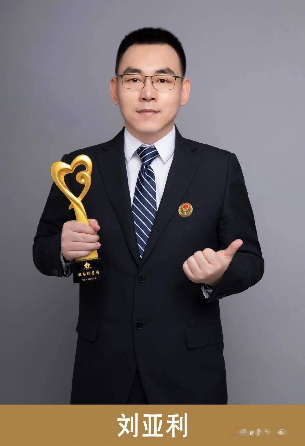 这个看似平淡无奇的小伙子,抬头举手间,尽显公证员的"大美"芳华