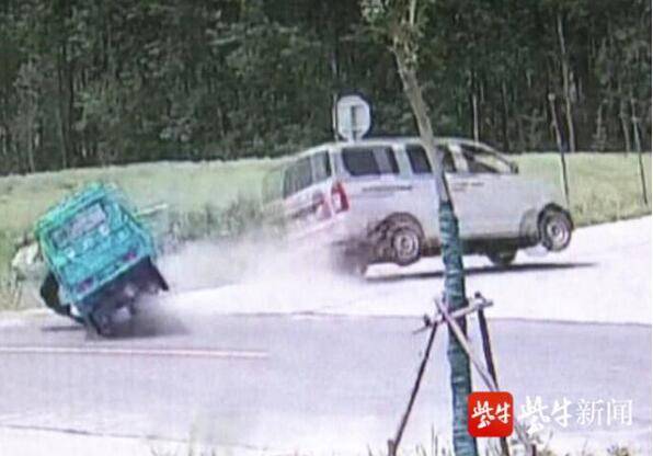 开车不系安全带男子翻车丢性命，警方：危急时