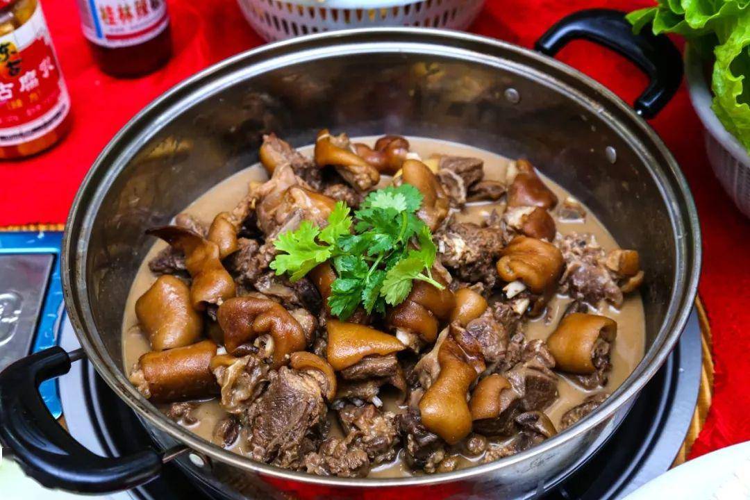 狗肉肉质鲜嫩弹牙,在酱汁中更加甘香可口4各种开锅必选配搭专注做地道