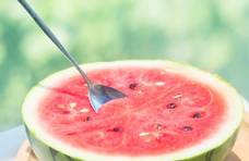 公认夏天最解渴的4种水果，西瓜排在最后一位，第1是00后最爱