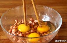 花生米加3个鸡蛋，这样做太香了，比吃肉还过瘾，出锅瞬间扫光