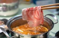 涮火锅时，怎样辨别真假“肉卷”？大厨：4招识破廉价的“假肉”