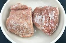 冻肉硬得像块砖？只要加一勺它，10分钟解冻，鲜嫩没腥味，收藏了
