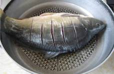 煎鱼时，最忌讳直接下油锅，多加这2步，不然鱼肉粘锅还腥味重