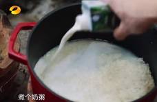 《向往的生活》黄磊用牛奶煮粥 放油如倒水 原因都是一样的