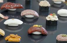 日本艺术家用石头雕刻精美寿司，网友：只能看不能吃，太难受了