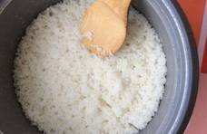 蒸米饭别光加水，米饭粘锅还发硬，再加1步，米饭粒粒饱满不粘锅