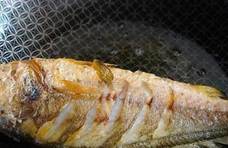 煎鱼时，鱼身上抹点“这玩意”，不溅油，不破皮，鱼肉鲜嫩又入味