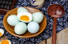 腌咸鸭蛋不要直接用盐水泡，牢记2个窍门，快速出油太香了！