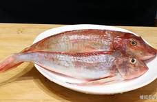 入冬后，遇到红鞋鱼别错过，加豆腐一起烹饪最鲜香，能吃出蟹肉味