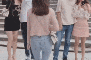 搞笑gif趣图:我啥都不懂,你们为什么老看我