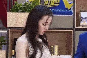 搞笑gif趣图:妹子能不能配合一下,给点面子啊