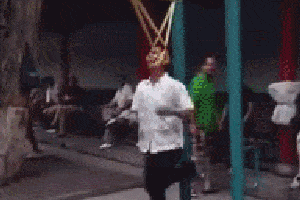 搞笑gif:女友第一次回老家做饭,方圆五米不敢站人!