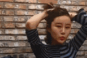 搞笑gif:妹子这头发应该三个月没有洗了吧