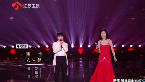 梦幻！周深与邓丽君合唱10分钟，后者换三套衣服，一颦一笑太真实