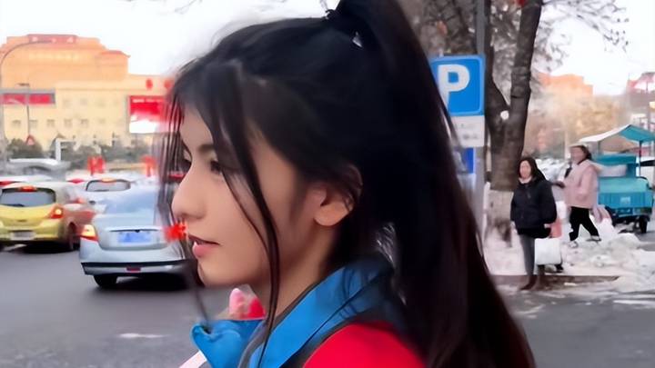 新疆女高中生因颜值走红,她长得像迪丽热巴吗?