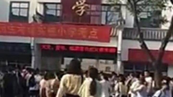河南一小学禁止骑三轮接孩子,可以开劳斯莱斯接娃吗?
