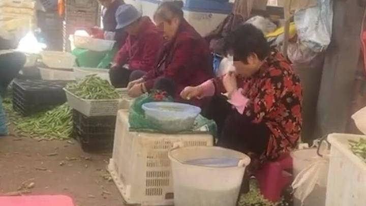 网传昆明一菜场多名妇女嘴剥毛豆,应该立刻调查处理吗?