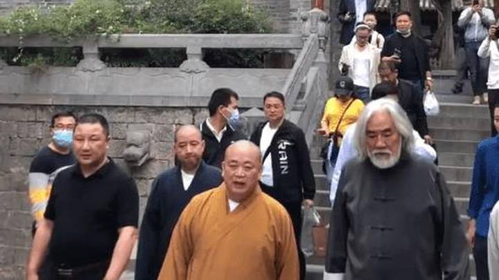 69岁知名导演老哥再当爸,与女助理曾陷地下情,你怎么看?