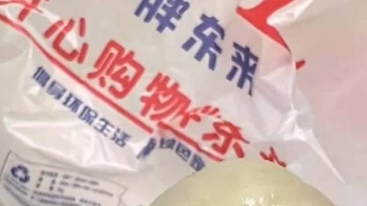 河南一消费者到超市买荔枝,打开吃了一口发现里面全是虫子,你觉得恶心吗?