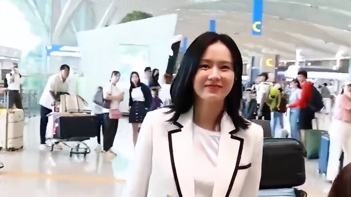 孙艺珍穿短裙大秀美腿,你觉得她身材好吗?