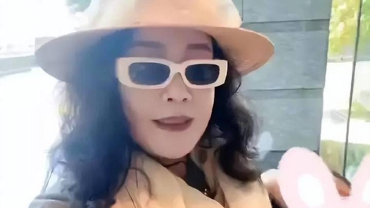 张兰接孙子孙女不忘带货,你觉得吃相难看吗?