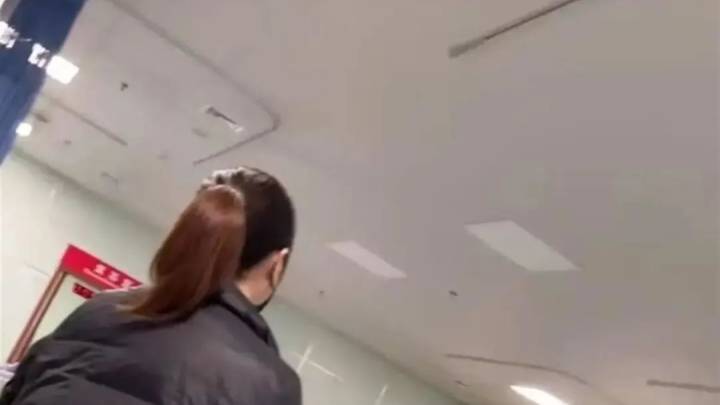 一桌7人洗胃,因味道不对接连尝试,你认为谁的责任更大?