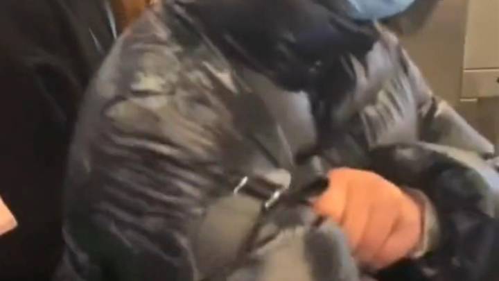 工作人员骂乘客不坐车滚出去,应该被辞退吗?