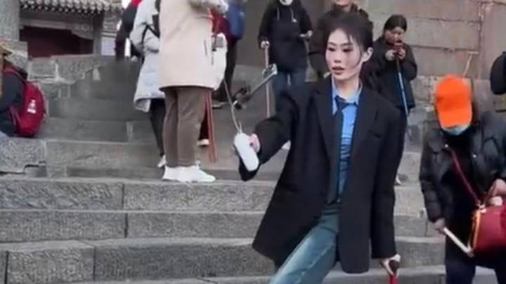 女子穿10公分高跟鞋爬泰山,惊呆游客,你怎么看?