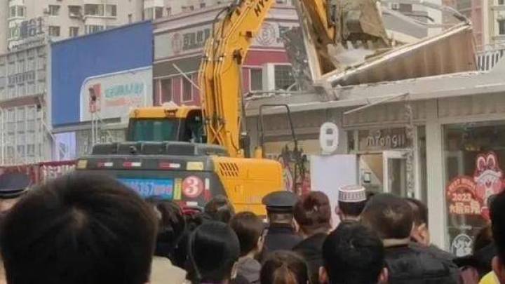 夫妻哭诉投资7万元开店还未开张就被拆除,你怎么看?