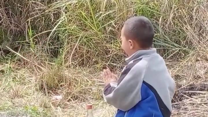 男孩在奶奶坟前跪求不写作业不挨打,每次都考100分,是异想天开吗?
