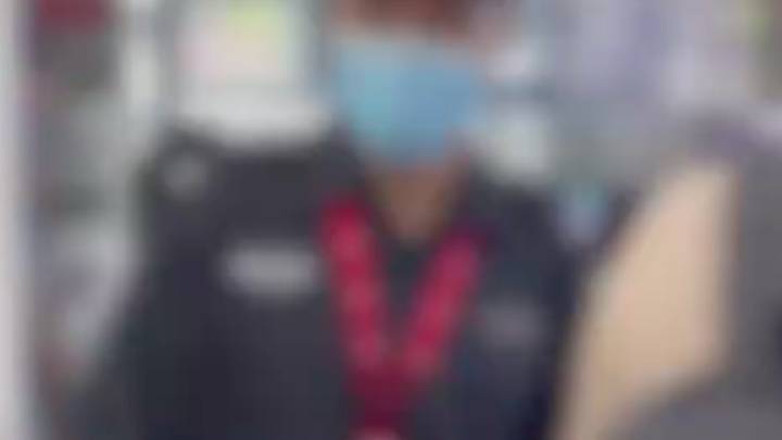 网友称在移动办业务被外籍客户插队,你怎么看?