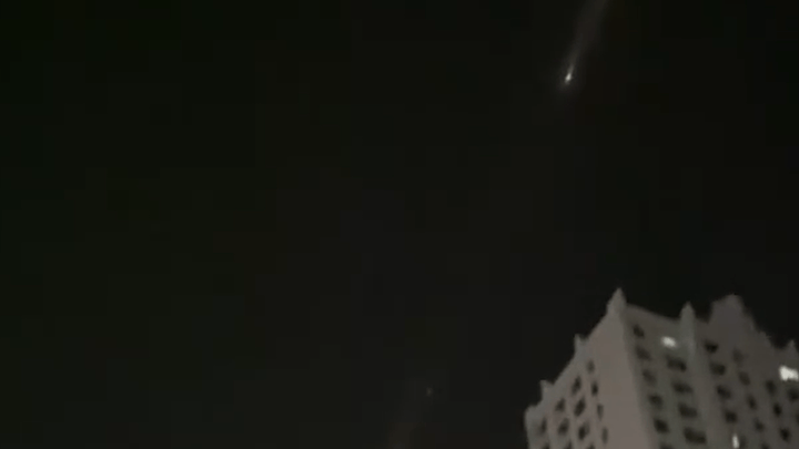 哈尔滨夜空划过多个不明发光体,是航天器等人造物解体,出现了这种情况吗?