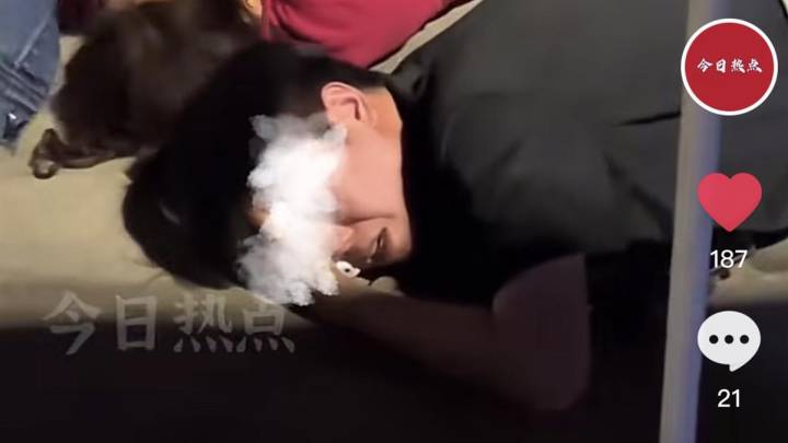 发生争执后大妈倒地不起,小伙也顺势倒下,你支持谁?