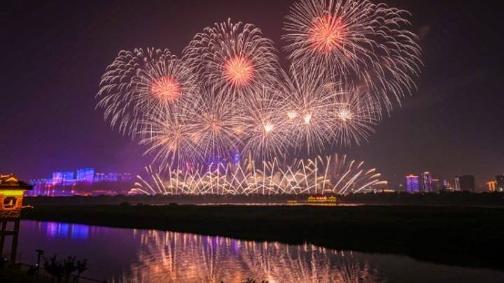 湖南长沙焰火再现橘子洲头,你觉得好看吗?