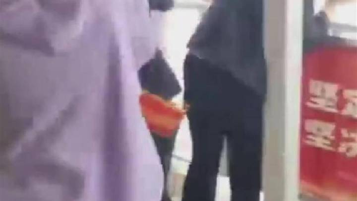 兵马俑景区女讲解员疑遭黑导游殴打,你支持警方介入调查吗?