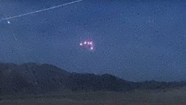 曝光美军基地上空不明物体呈三角形排列带5盏灯,你觉得可怕吗?